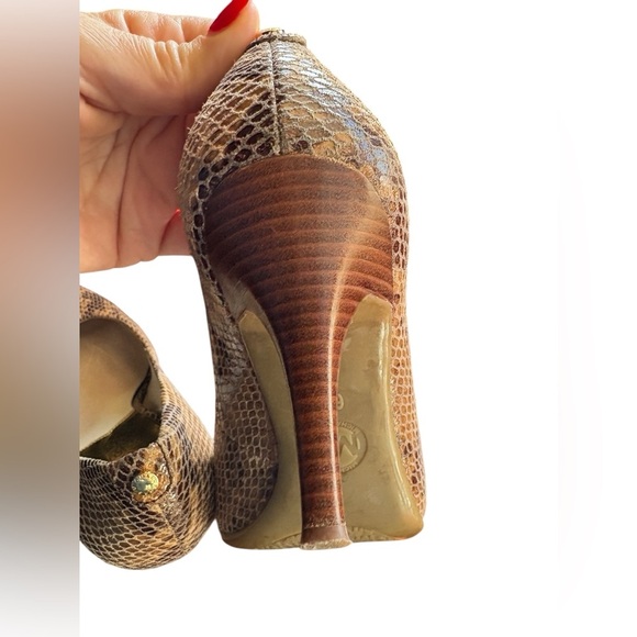 Michael Kors Flex Pumps sz 6.5 Sand Embossed Snakeskin Leather Mid Heels prelove - Picture 4 of 8